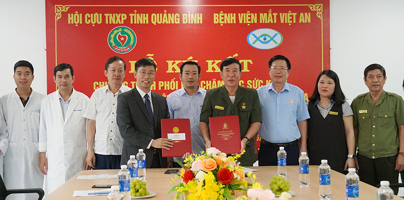 Lãnh đạo 2 đơn vị ký kết chương trình.