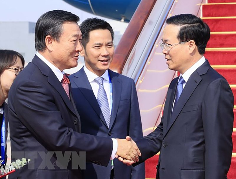  Bộ trưởng Bộ Nhà ở và Xây dựng đô thị, nông thôn Trung Quốc Nghê Hồng đón Chủ tịch nước Võ Văn Thưởng tại Sân bay quốc tế Bắc Kinh. Ảnh: Thống Nhất/TTXVN
