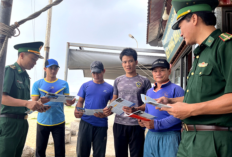 Bộ đội Biên phòng tuyên truyền, vận động ngư dân chống khai thác IUU.