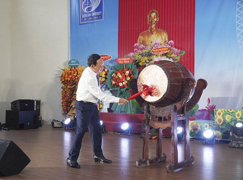 Đồng chí Phó Bí thư Thường trực Tỉnh ủy Trần Hải Châu đánh trống khai giảng năm học mới