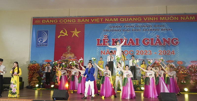 Một tiết mục văn nghệ chào mừng lễ khai giảng năm học mới