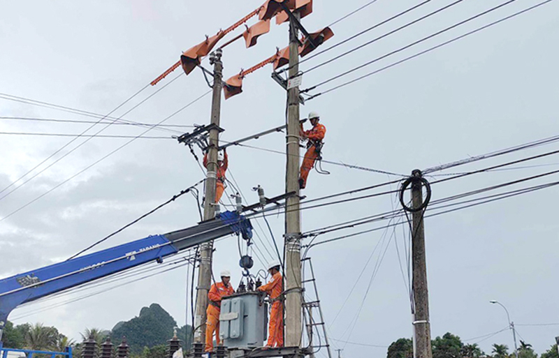 Thay máy biến áp và các phụ kiện đi kèm trạm biến áp tại xã Trung Hóa.