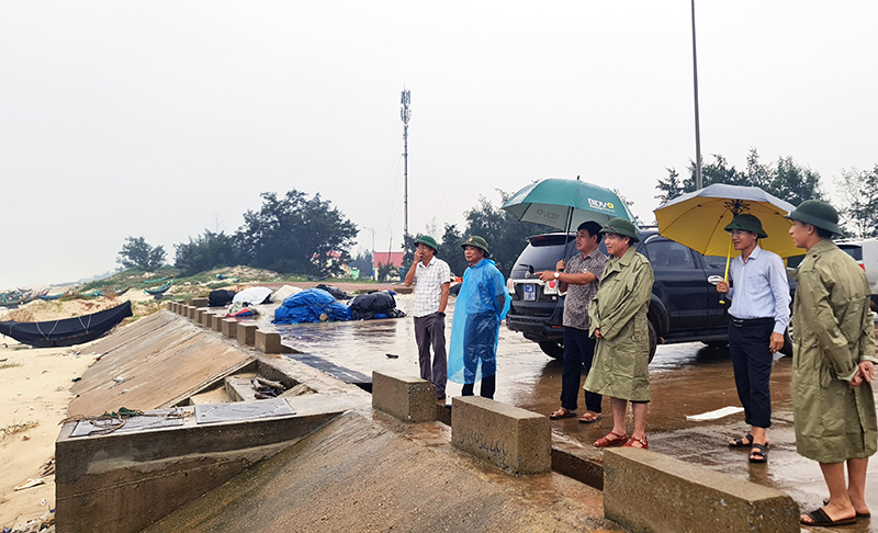 Đồng chí Phó Chủ tịch Thường trực UBND tỉnh Đoàn Ngọc Lâm kiểm tra tình hình ứng phó áp thấp nhiệt đới và mưa lớn tại xã Hải Ninh (Quảng Ninh).