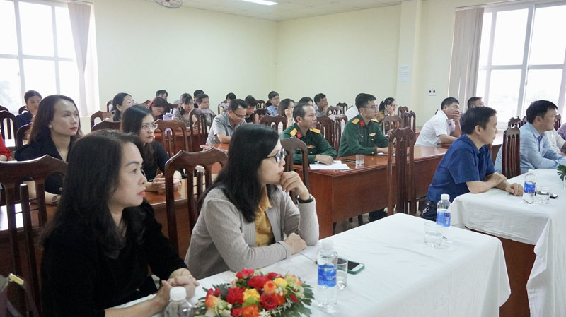 Các đại biểu và học viên dự lễ khai giảng lớp bồi dưỡng.