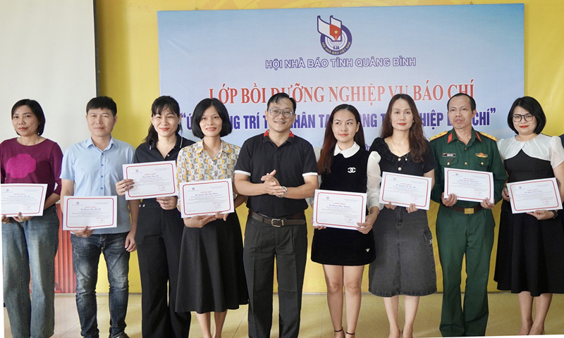 Trao chứng chỉ cho các học viên.