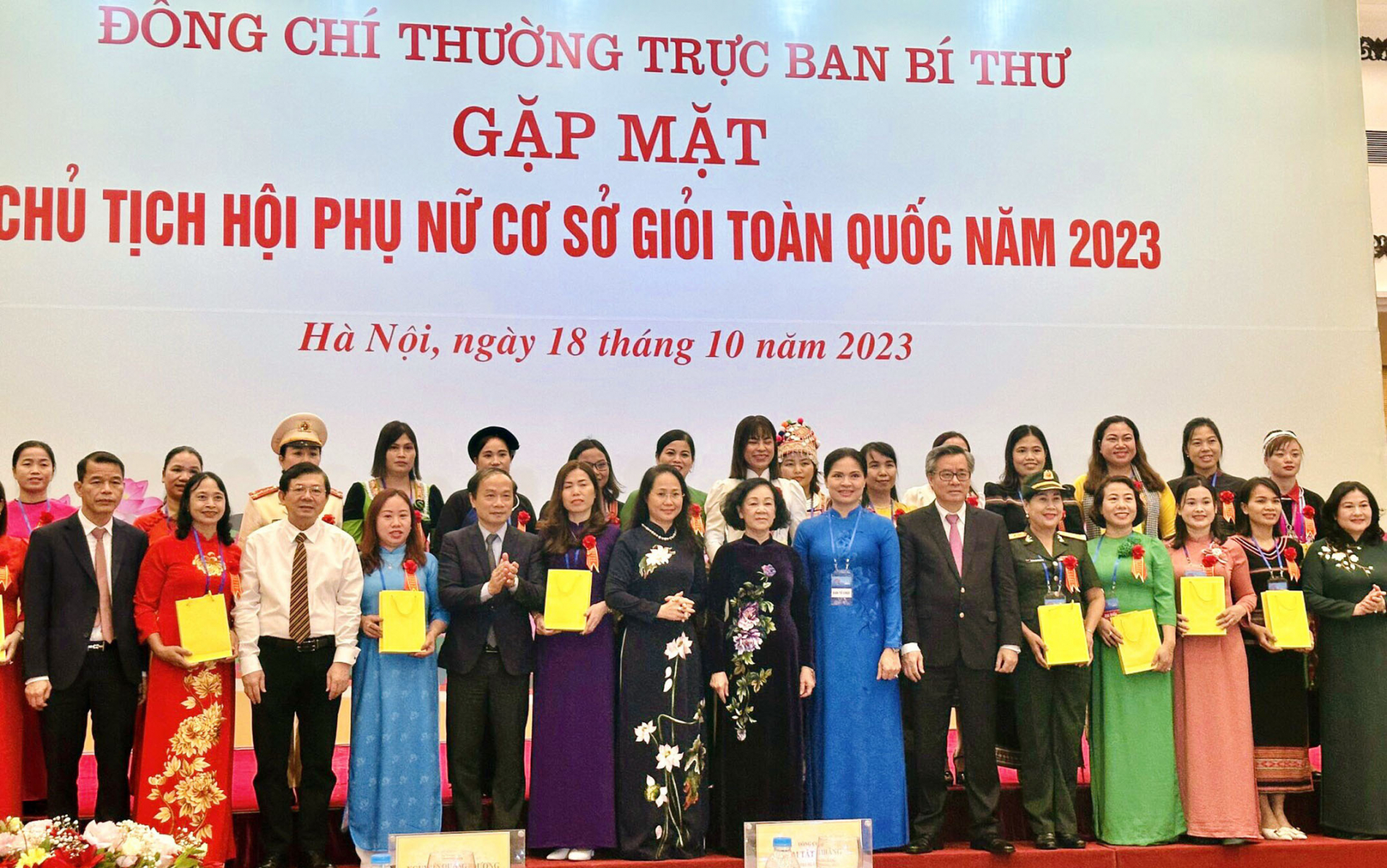 Các đại biểu phụ nữ tỉnh Quảng Bình chụp ảnh lưu niệm với đồng chí Thường trực Ban Bí thư Trương Thị Mai tại buổi gặp mặt