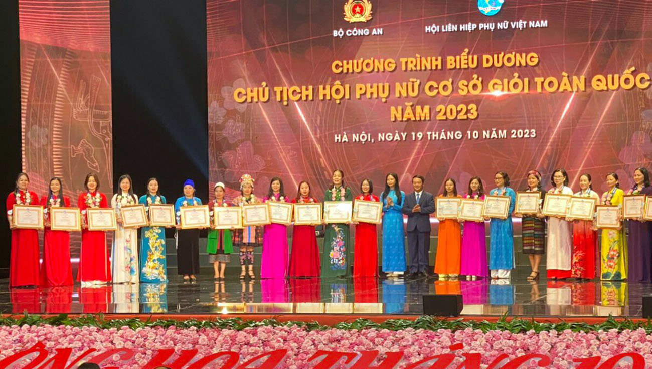 Các đại biểu tỉnh Quảng Bình tại chương trình biểu dương sáng 19/10