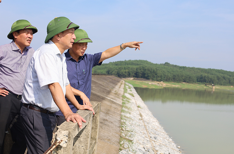  Đồng chí Phó Bí thư Thường trực Tỉnh ủy Trần Hải Châu và đoàn công tác kiểm tra tại hồ chứa nước Vực Nồi.