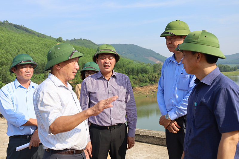   Đoàn công tác kiểm tra hồ chứa nước Mù U.