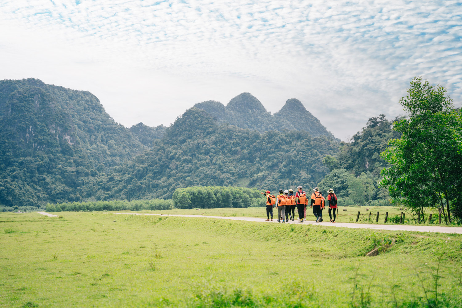 Du khách trải nghiệm các sản phẩm du lịch tại Tân Hóa. 
