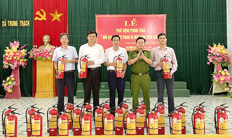 Phong trào “Mỗi gia đình tự trang bị một bình chữa cháy” được triển khai tích cực trên địa bàn huyện Bố Trạch.
