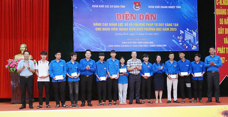 Trao 20 suất quà ĐV, TN có hoàn cảnh khó khăn.