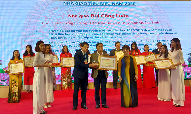 Thầy giáo Bùi Công Luân tại lễ vinh danh nhà giáo tiêu biểu toàn quốc.