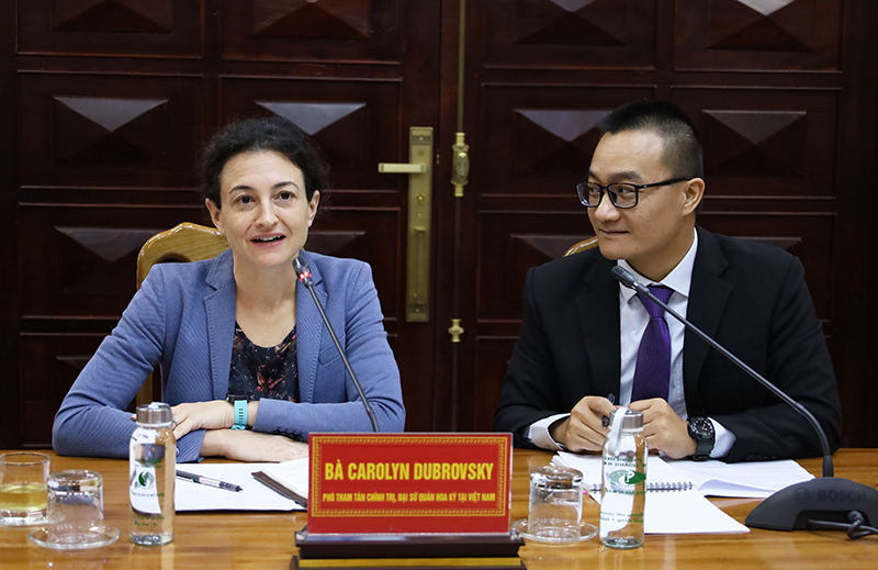 Bà Carolyn Dubrovsky phát biểu tại buổi làm việc.