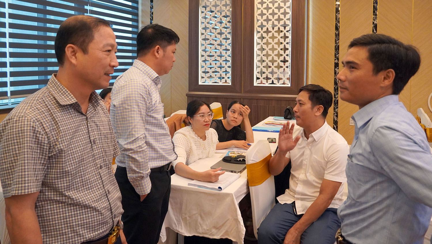 Đại biểu trao đổi bên lề hội nghị