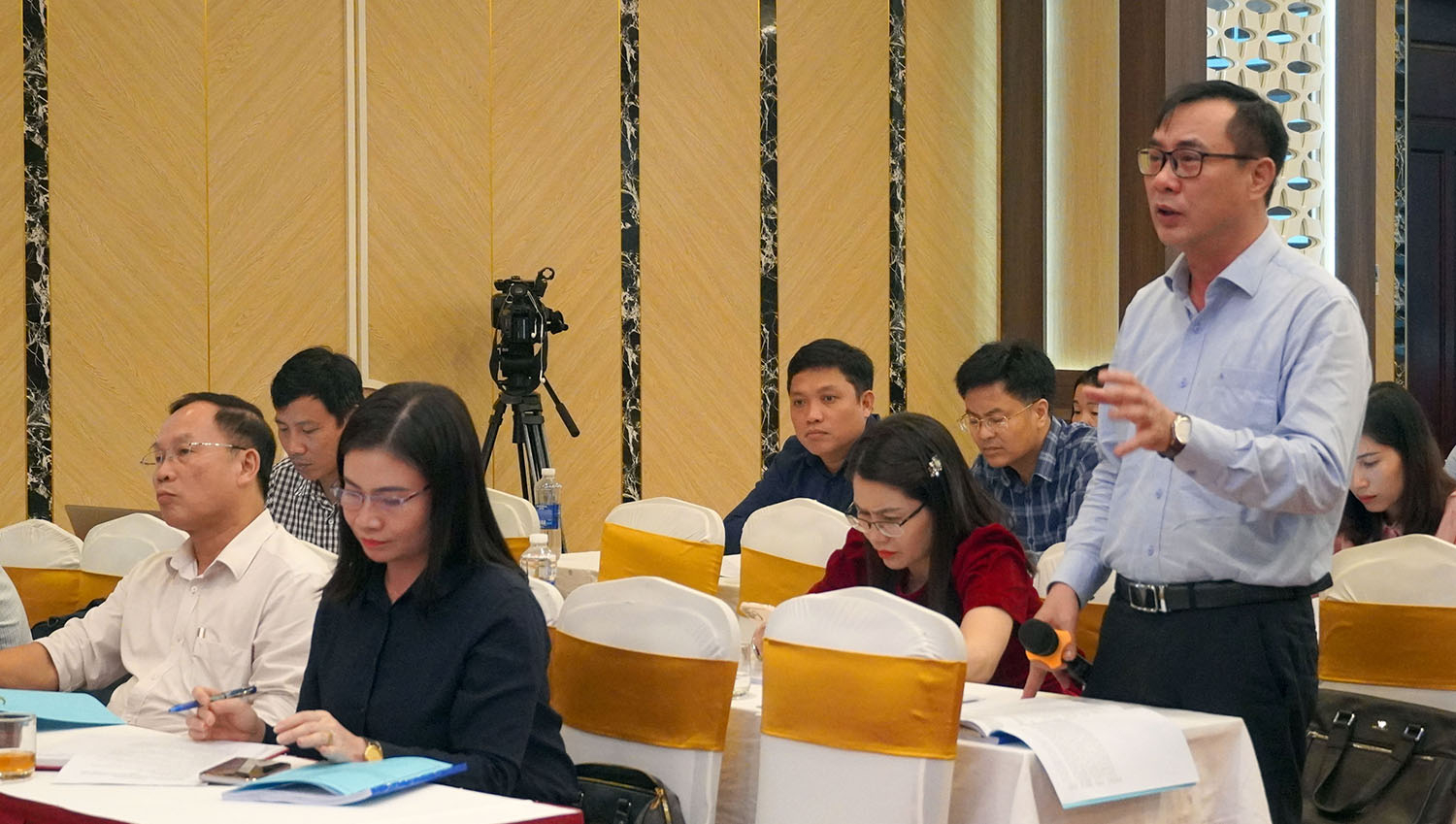 Đại biểu trao đổi, thảo luận, làm rõ những băn khoăn, vướng mắc