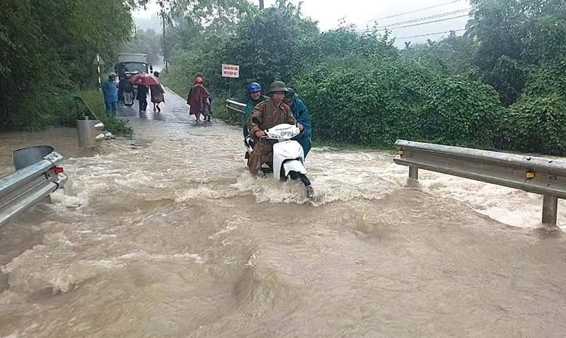 Cầu Khe Xai lại bị ngập sâu do mưa lớn, gây nguy hiểm đến tính mạng và tài sản của người dân khi qua lại.