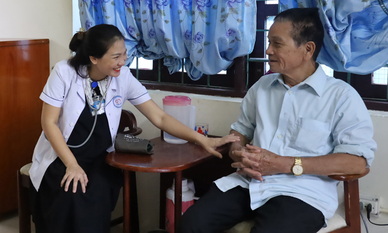 Với Đàm Thị Lan, người già neo đơn, không nơi nương tựa đang được chăm sóc tại trung tâm chính là gia đình, là người thân.