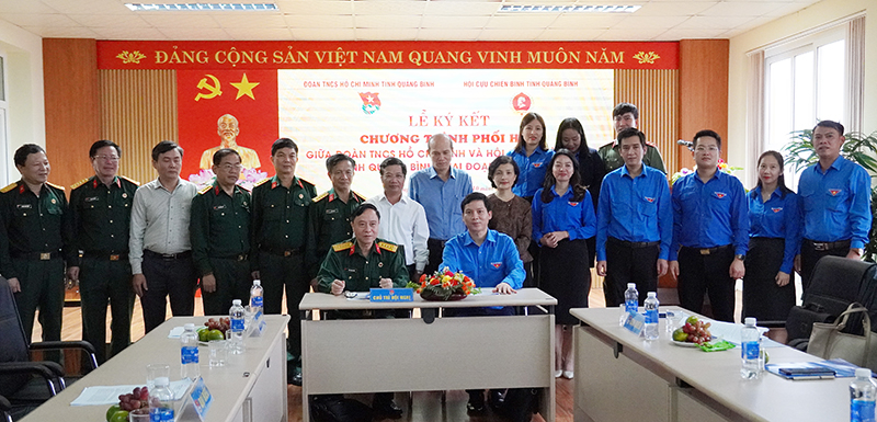 Đại diện lãnh đạo Tỉnh đoàn và Hội Cựu Chiến binh tỉnh ký kết chương trình phối hợp.