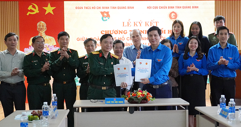 Đại diện lãnh đạo Tỉnh đoàn và Hội Cựu Chiến binh tỉnh ký kết chương trình phối hợp.