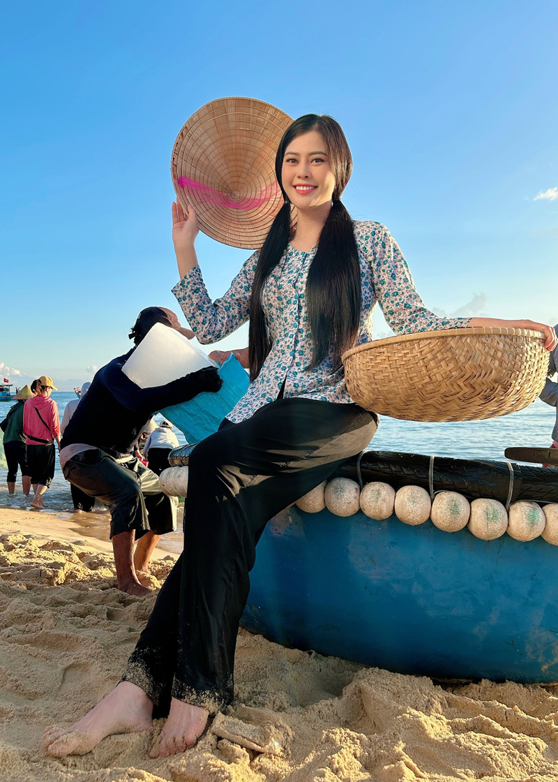Những hình ảnh của ca sĩ Thi Phượng khi thực hiện MV “Quảng Bình quê ta ơi”.