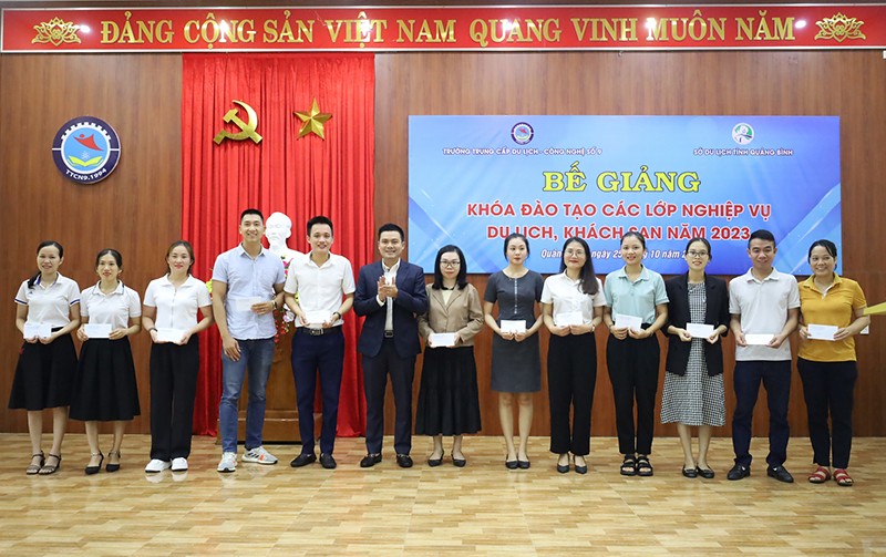 Đại diện Sở Du lịch khen thưởng cho các học viên xuất sắc.