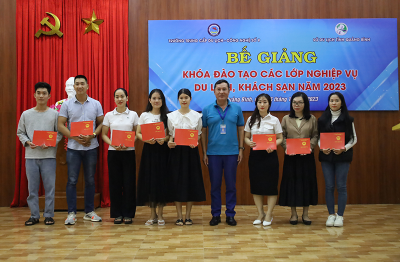 Trao giấy chứng nhận tốt nghiệp cho các học viên tham gia khóa tập huấn.  