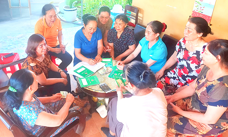  Bà Phạm Thị Hiền, Chi hội trưởng Chi hội Phụ nữ thôn Pháp Kệ (người cầm bút) hướng dẫn chị em hội viên tiếp cận nguồn vốn ưu đãi từ Ngân hàng Chính sách xã hội.