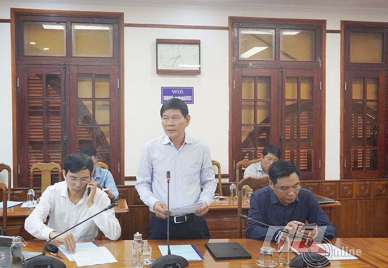 Đồng chí Giám đốc Sở Giao thông vận tải báo cáo tiến độ giải phóng mặt bằng của dự án.
