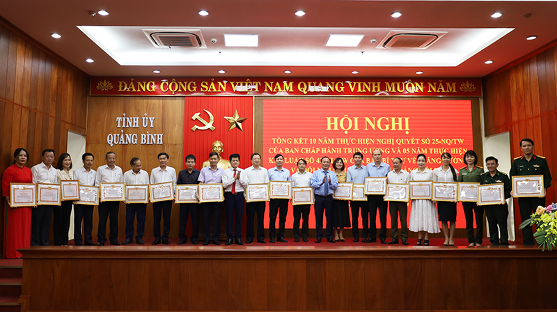Đồng chí Phó Bí thư Thường trực Tỉnh ủy Trần Hải Châu và đồng chí Chủ nhiệm Ủy ban Kiểm tra Tỉnh ủy Lê Văn Bảo trao bằng khen của Ban Thường vụ Tỉnh ủy cho các tập thể.