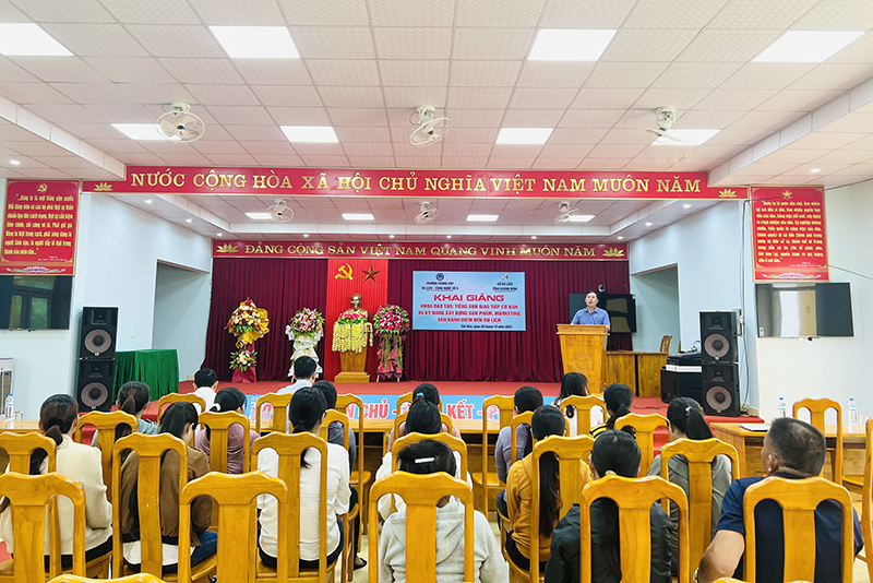 Các đại biểu và học viên tham dự lễ khai giảng khóa đào tạo. 