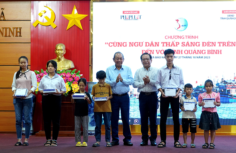 Nguyên Phó Thủ tướng Thường trực Chính phủ Trương Hòa Bình và Tổng biên tập Báo Pháp Luật TP.Hồ Chí Minh Mai Ngọc Phước trao học bổng tặng con em ngư dân nghèo hiếu học.