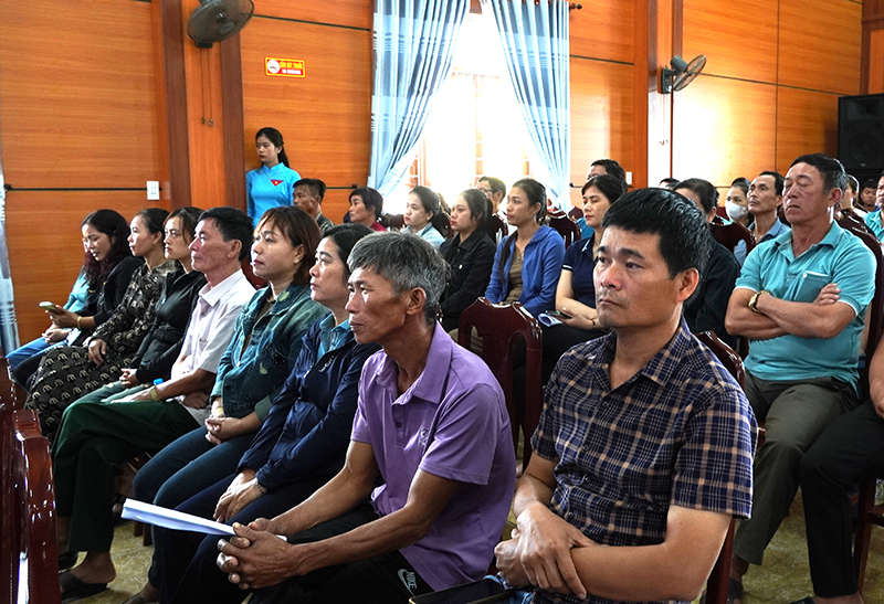 Bà con ngư dân trên địa bàn TP. Đồng Hới tham dự chương trình.