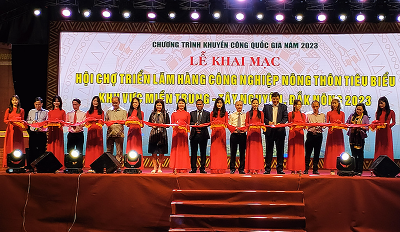 Các đại biểu cắt băng khai mạc hội chợ.