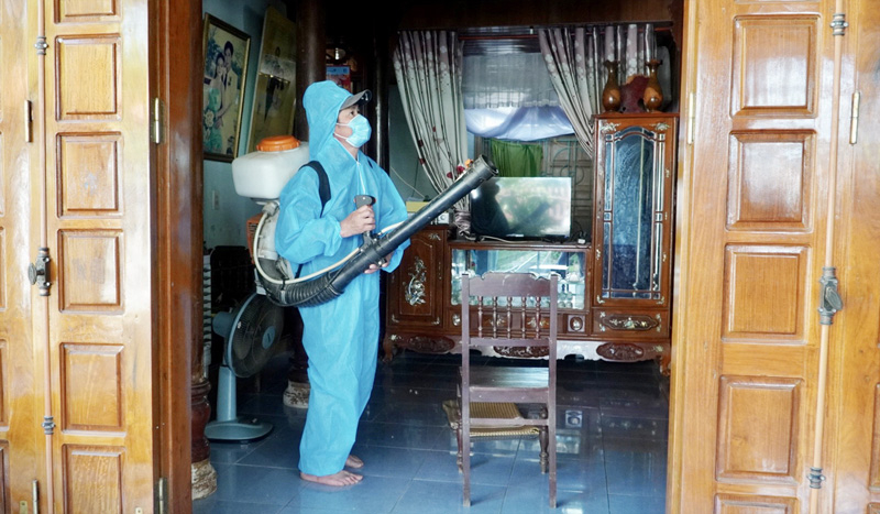 Các hộ dân được bảo vệ bằng hóa chất diệt muỗi chủ động.