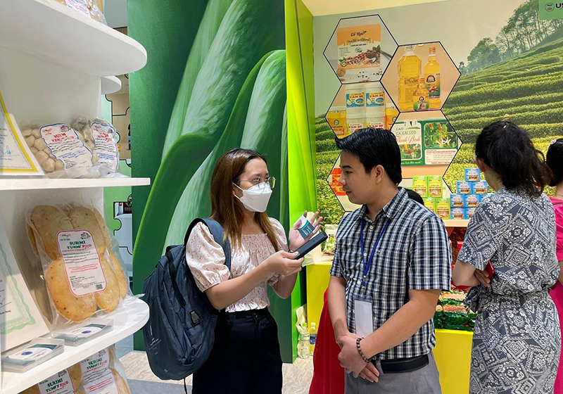 Đại diện Công ty TNHH Yummy Food giới thiệu sản phẩm tại Tuần lễ triễn lãm, giới thiệu sản phẩm công nghiệp nông thôn tiêu biểu, sản phẩm OCOP… tỉnh Quảng Bình tại TP. Hồ Chí Minh.