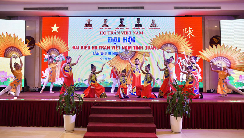 Một tiết mục văn nghệ chào mừng đại hội.