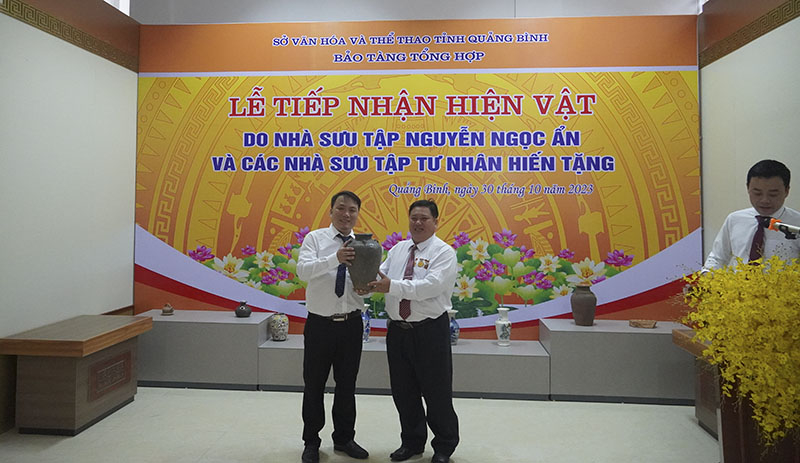 Bảo tàng Tổng hợp Quảng Bình tiếp nhận hiện vật từ các nhà sưu tập trao tặng