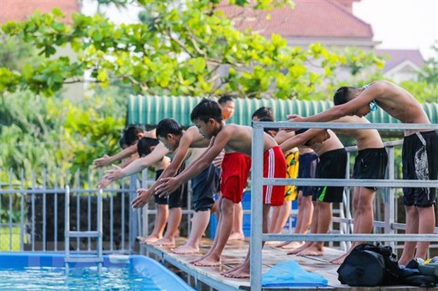 Số lượng trường học có bể bơi vẫn rất hạn chế. (Ảnh minh họa: TTXVN)