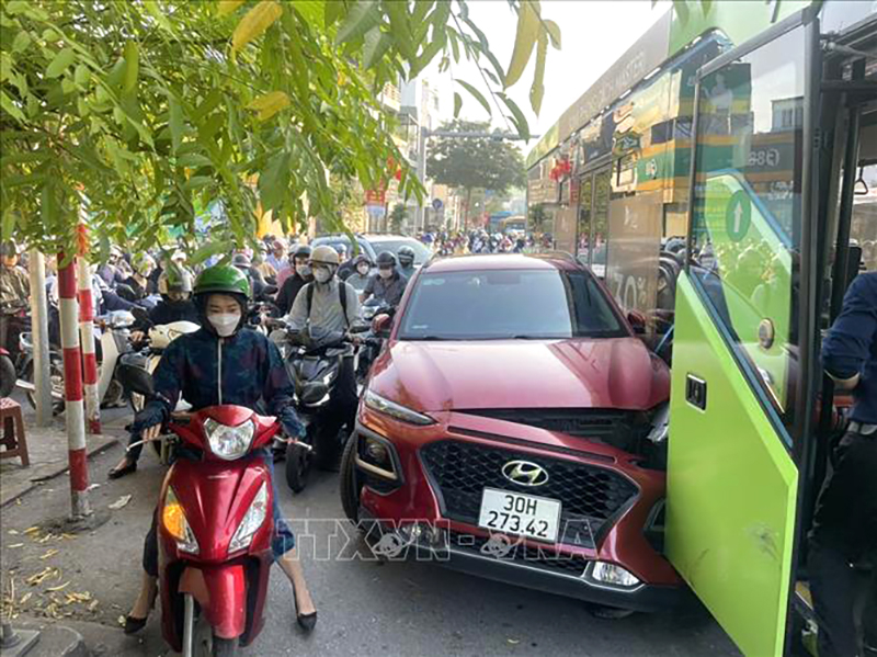  Hiện trường vụ tai nạn giao thông liên hoàn trên đường dẫn lên cầu Chương Dương, phía quận Long Biên (Hà Nội), sáng ngày 31/10/2023. Ảnh: An Đăng/TTXVN