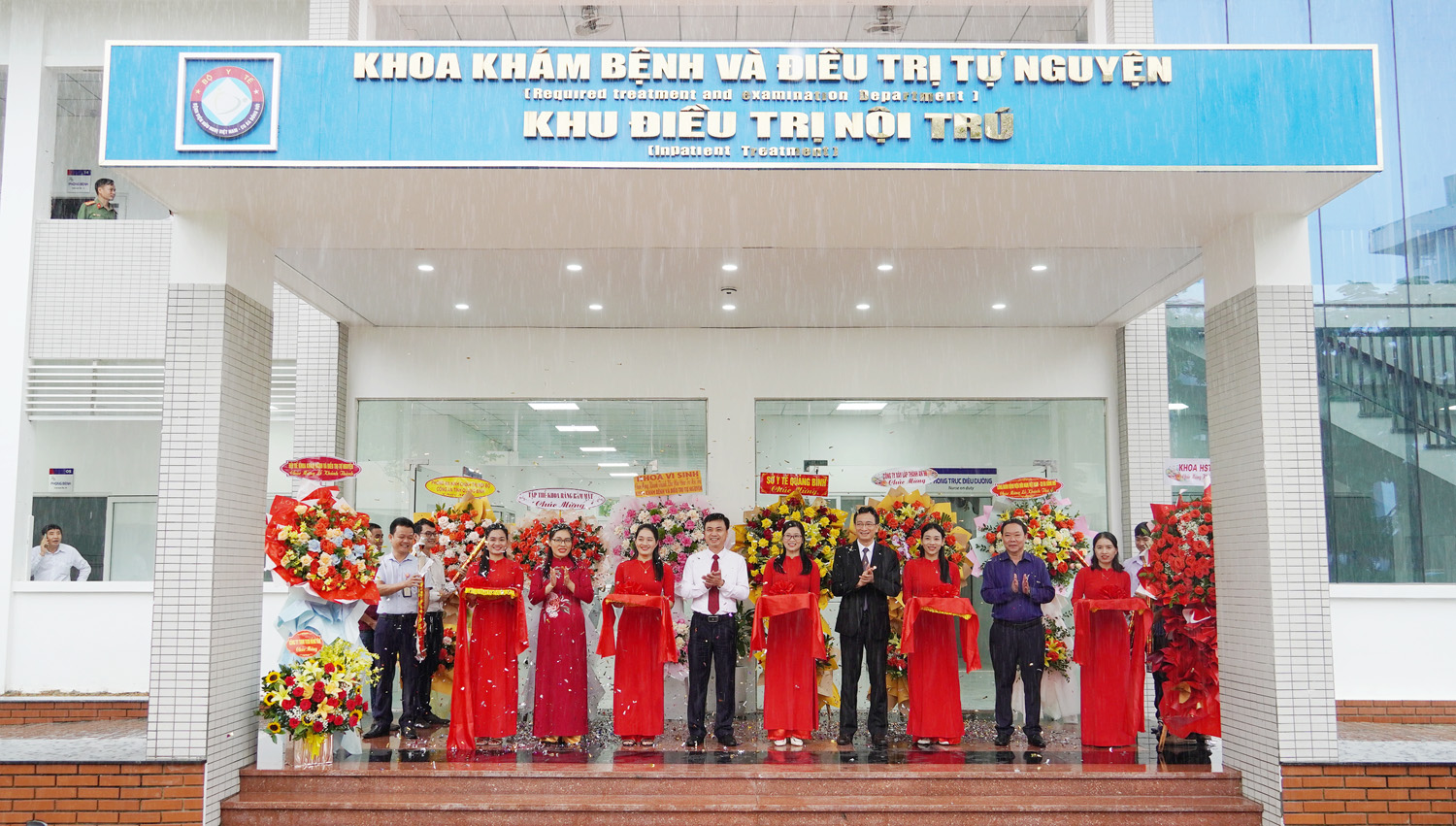 Cắt băng khánh thành khu nhà điều trị nội trú Khoa Khám bệnh và Điều trị tự nguyện Bệnh viện Hữu nghị Việt Nam-Cuba Đồng Hới.
