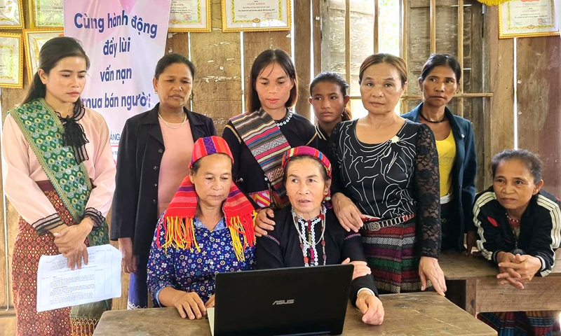 Hội viên phụ nữ bản Đá Chát, xã Trường Sơn (Quảng Ninh) tham gia hoạt động tuyên truyền.