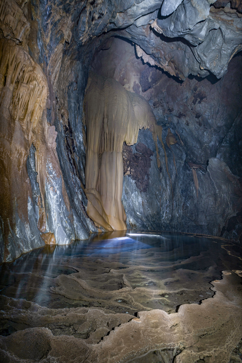 Thạch nhũ trong hang Sơn Nữ.