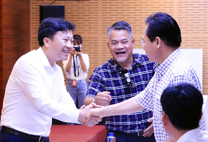 Doanh nhân Nguyễn Ngọc Hùng (ở giữa), một người con của quê hương An Ninh (Quảng Ninh).