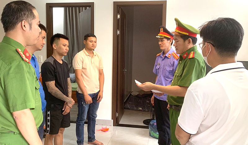 Cơ quan Cảnh sát điều tra Công an tỉnh đọc lệnh khám xét chỗ ở đối tượng Đặng Ngọc Đức.