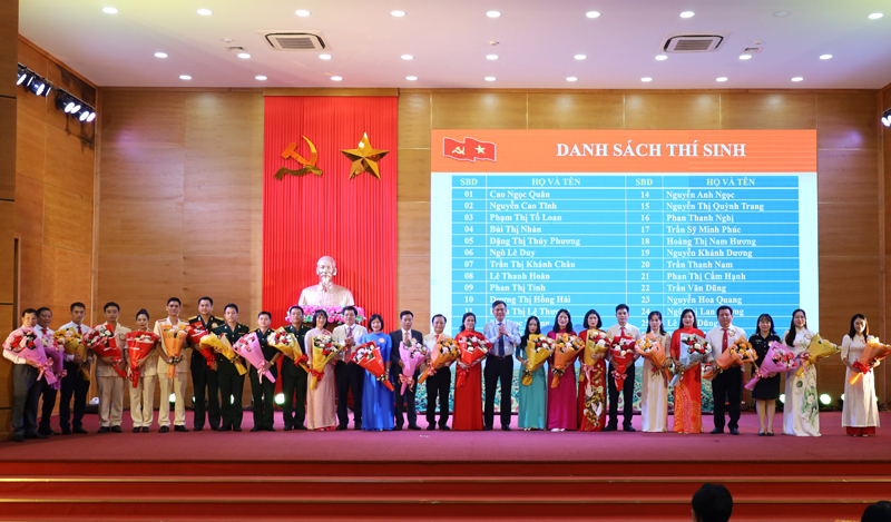  Đồng chí Chủ tịch UBND tỉnh Trần Thắng và đồng chí Trưởng ban Tổ chức Tỉnh ủy Trần Vũ Khiêm tặng hoa cho các thí sinh tham gia hội thi.