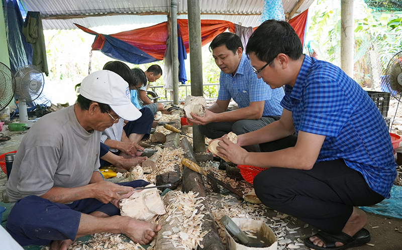 Nghề làm hương trầm góp phần giải quyết việc làm cho lao động nông thôn.