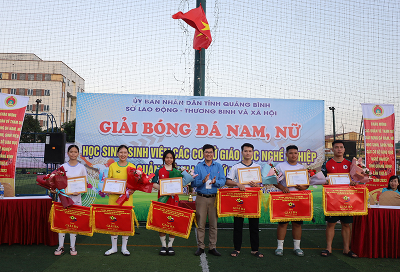 Trao giải cho các đội bóng đạt giải ba.