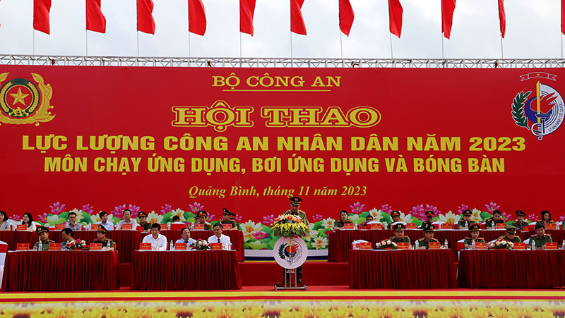 Các đại biểu tham dự lễ khai mạc hội thao lực lượng CAND năm 2023
