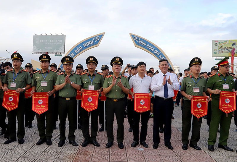 Các đồng chí lãnh đạo Bộ Công an và tỉnh Quảng Bình tặng cờ lưu niệm cho các đoàn tham gia hội thao